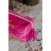 Geanta pentru cosmetice, de culoare magenta, vazuta din lateral, ideala pentru organizarea si transportul produselor tale de infrumusetare.