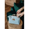geanta-cosmetice-mare-culoare-albastru-deschis-in-care-se-pune-o-perie-par