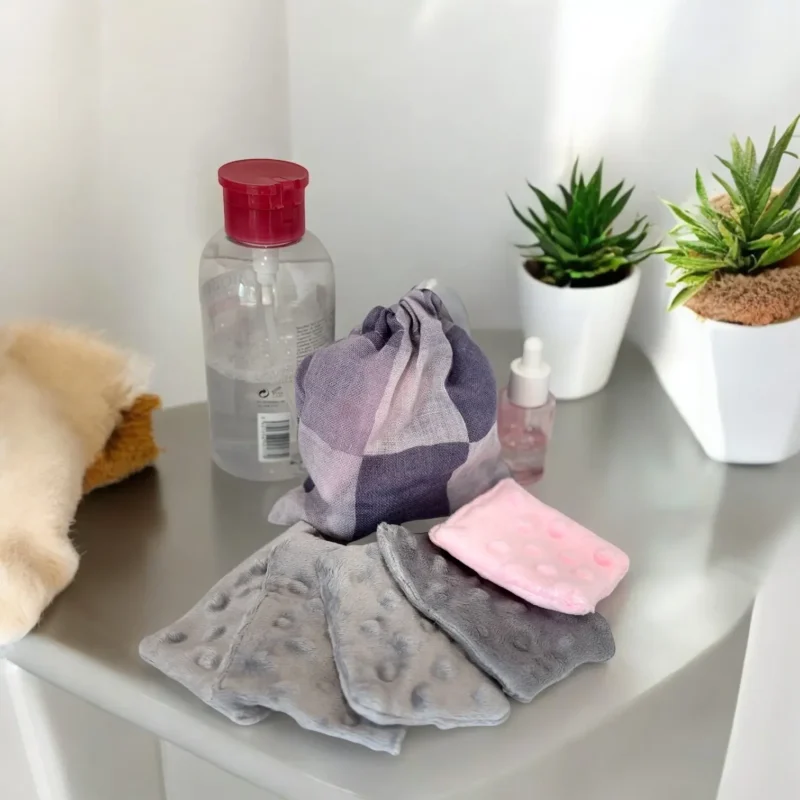 Poluarea cu microplastice: pericole și soluții pentru evitarea expunerii 9 Dischete demachiante reutilizabile, ideale pentru o curatare eficienta si ecologica a tenului, prezentate intr-un set elegant.