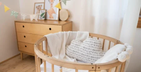 camera bebelus din indeaproape cu un patut circular
