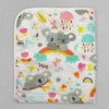 paturica-bebe-din-plus-minky-si-bumbac-love-coala-impaturit-pe-fundal-perete-alb-gri