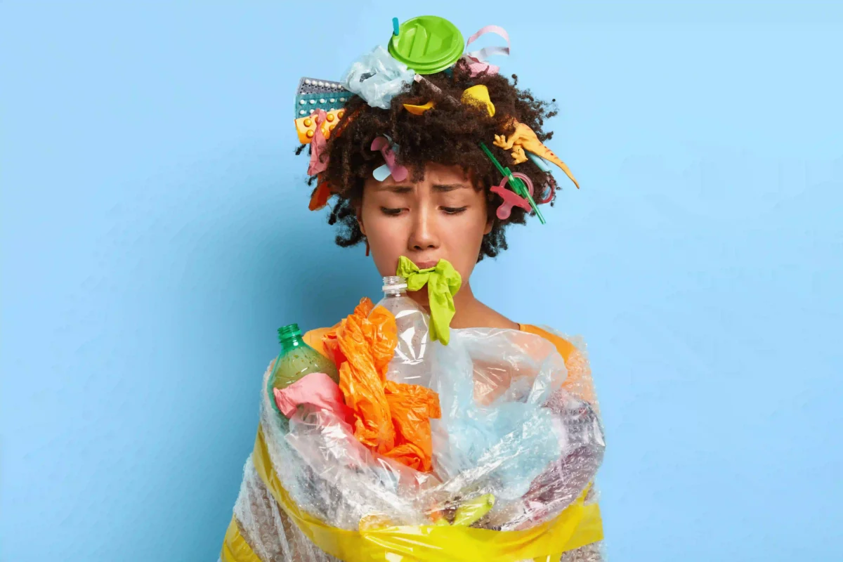 Cum să eviți și să te protejezi de microplastice în 2025 3 femeie-afro-plina-de-plastice-pe-corp-pe-par-si-in-gura-poluarea-cu-microplastice