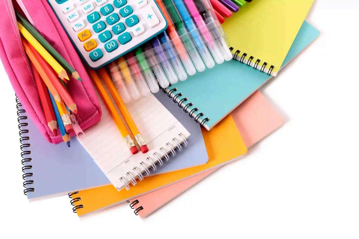 Lista completă de rechizite școlare necesare pentru anul 2025-2026 9 rechizite-scolare-necesare-caiete-creioane-carioci-calculator-stivuite-una-peste-alta
