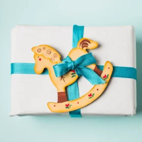 cadou-impachetat-in-hartie-alba-cu-funda-albastra-si-decorat-cu-un-calut