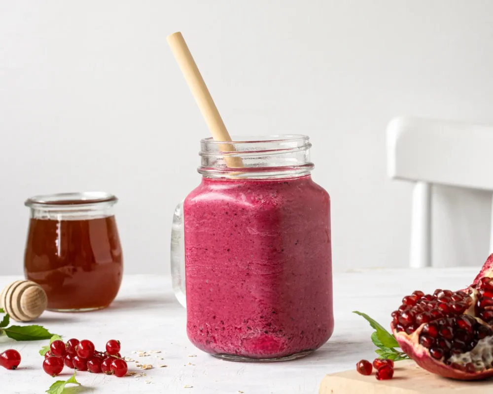 smoothie-cu-fructe-rosii-si-miere