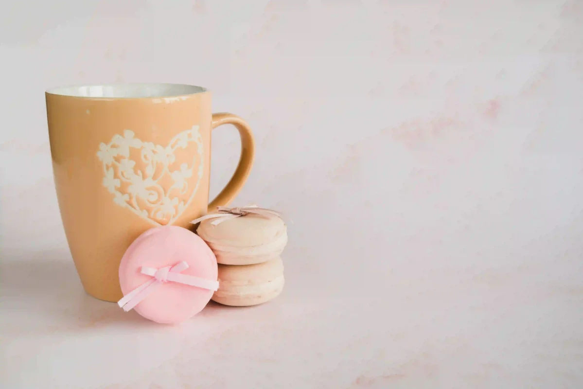 cana-frumoasa-si-macarons-langa-cana