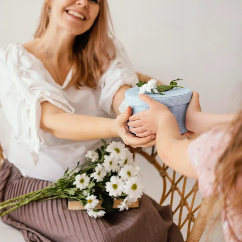 mama-primeste-o-cutie-cadou-albastra-si-un-buchet-de-flori-albe