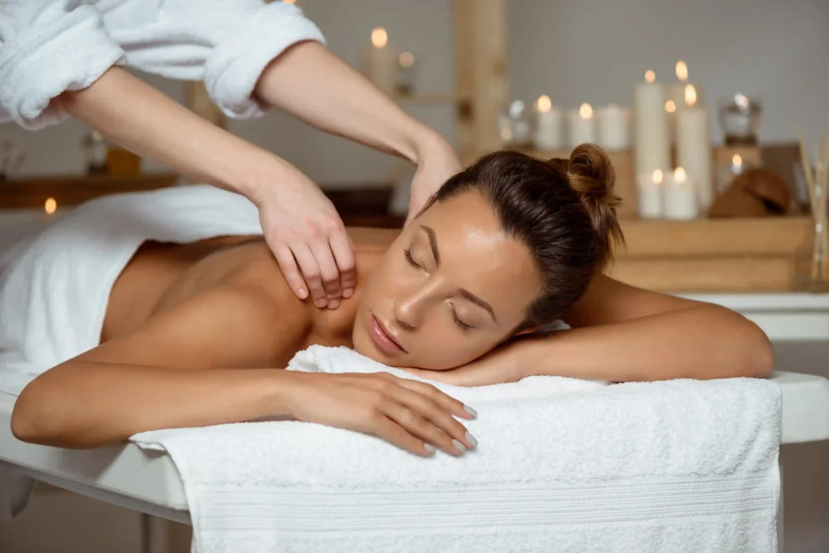 mama-tanara-in-timpul-unui-masaj-de-relaxare